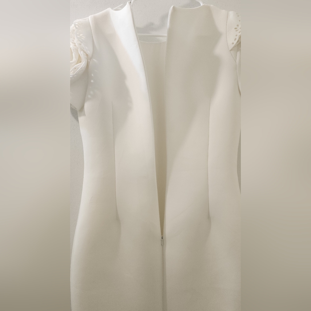 Badgley Mischka Elegant White Dress with Floral‎ Sleeves, Size 10. - Picture 10 of 10